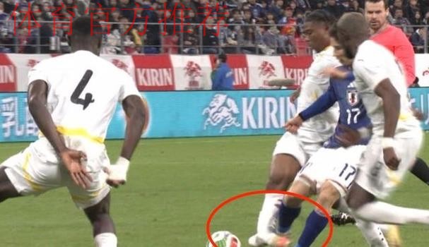 恐怖慎入！24岁加纳中场疑似断腿：小腿90度弯折变形 被担架抬走