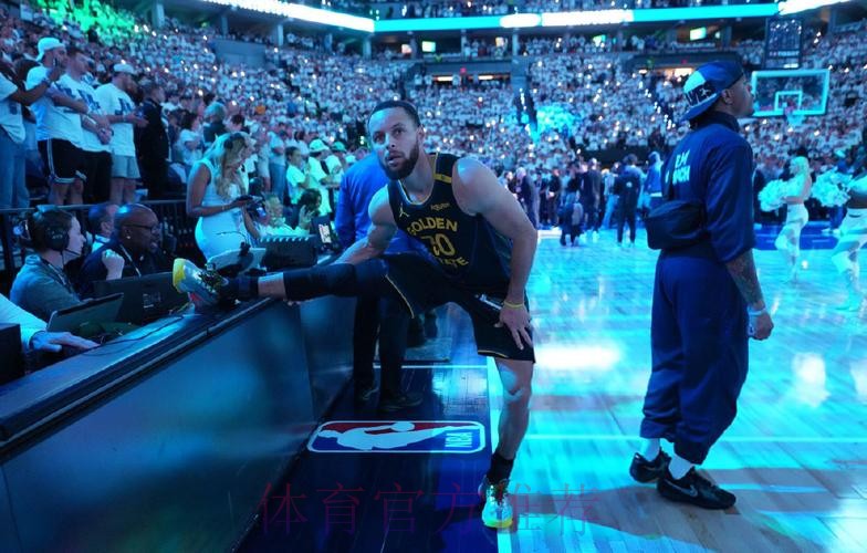 库里穿着德文-布克联名款Blazer板鞋步入大通中心